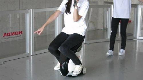 Японцы не перестают удивлять - компания Honda продемонстрировала необычный роботизированный стул UNI - CUB Beta. 02