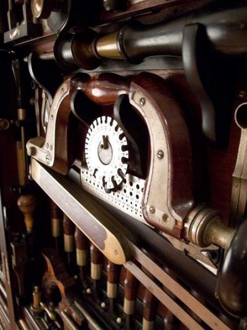 Генри стадли был на все руки мастер - плотник, каменщик, настройщик роялей и органов. 02