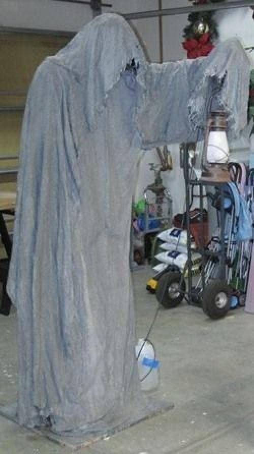 Отпугивает не только ворон, но и людей. 07