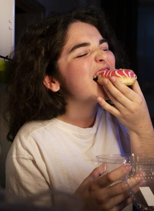 Чтобы сохранить фигуру и здоровье, важно ложиться спать вовремя. 01