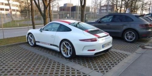 Спортивное купе Porsche 911 R, недавно представленное на автосалоне в Женеве, было замечено на улице. 01