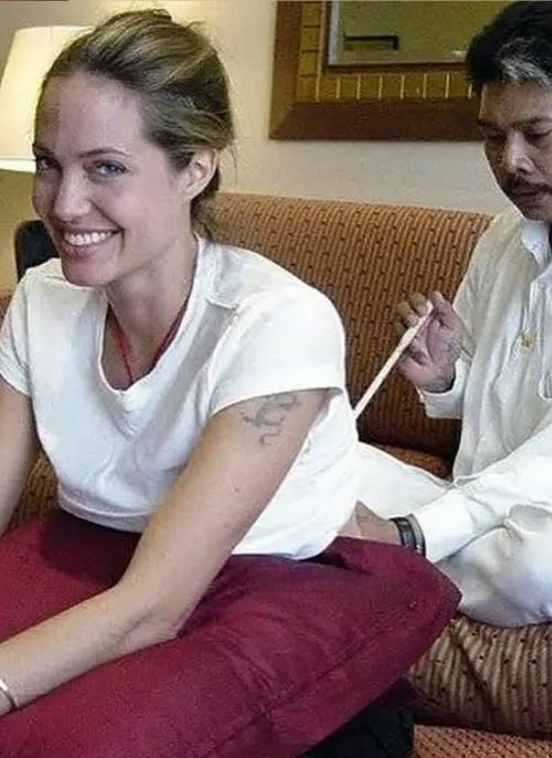 Знаменитая Анджелина Джоли сделала традиционную татуировку сак янт у мастера в Бангкоке еще в 2004 году. 02