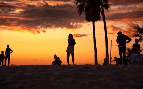 Серия силуэтных пляжных снимков фотографа Sandra Cattaneo Adorno транспортирует зрителя в мир спокойствия и красоты момента. 02