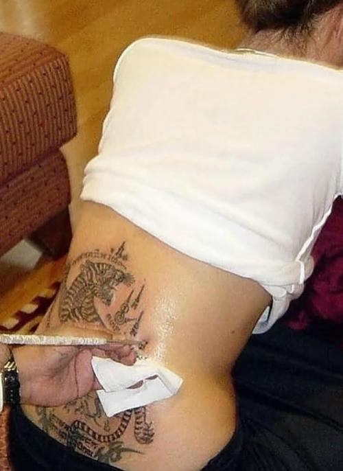 Знаменитая Анджелина Джоли сделала традиционную татуировку сак янт у мастера в Бангкоке еще в 2004 году. 01