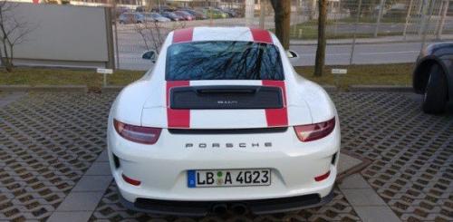 Спортивное купе Porsche 911 R, недавно представленное на автосалоне в Женеве, было замечено на улице. 08