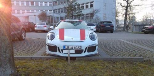 Спортивное купе Porsche 911 R, недавно представленное на автосалоне в Женеве, было замечено на улице. 06