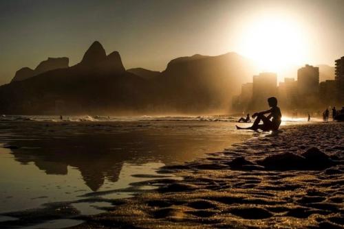 Серия силуэтных пляжных снимков фотографа Sandra Cattaneo Adorno транспортирует зрителя в мир спокойствия и красоты момента. 01