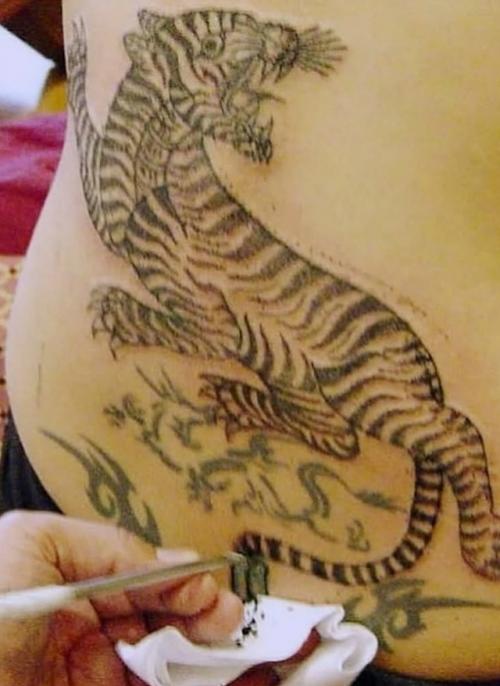 Знаменитая Анджелина Джоли сделала традиционную татуировку сак янт у мастера в Бангкоке еще в 2004 году. 03