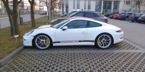 Спортивное купе Porsche 911 R, недавно представленное на автосалоне в Женеве, было замечено на улице. 07