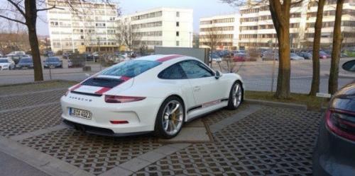 Спортивное купе Porsche 911 R, недавно представленное на автосалоне в Женеве, было замечено на улице. 04