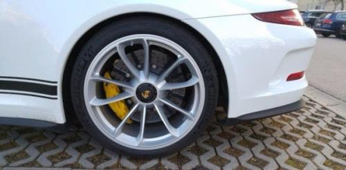 Спортивное купе Porsche 911 R, недавно представленное на автосалоне в Женеве, было замечено на улице. 03