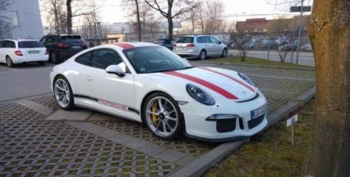 Спортивное купе Porsche 911 R, недавно представленное на автосалоне в Женеве, было замечено на улице. 02