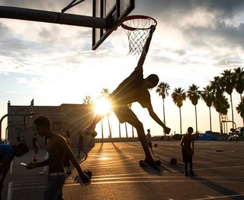 Серия силуэтных пляжных снимков фотографа Sandra Cattaneo Adorno транспортирует зрителя в мир спокойствия и красоты момента. 04