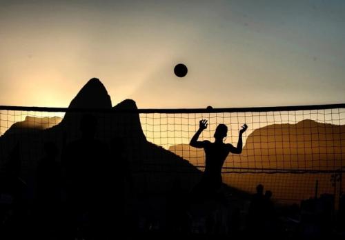 Серия силуэтных пляжных снимков фотографа Sandra Cattaneo Adorno транспортирует зрителя в мир спокойствия и красоты момента. 03