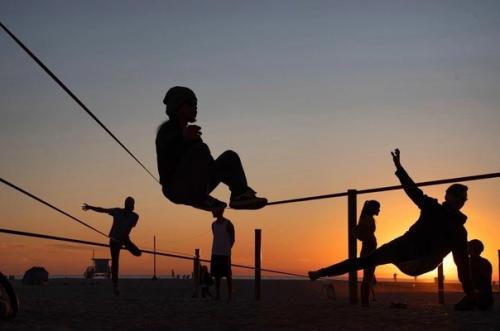 Серия силуэтных пляжных снимков фотографа Sandra Cattaneo Adorno транспортирует зрителя в мир спокойствия и красоты момента. 05