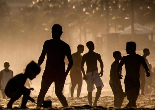 Серия силуэтных пляжных снимков фотографа Sandra Cattaneo Adorno транспортирует зрителя в мир спокойствия и красоты момента. 06