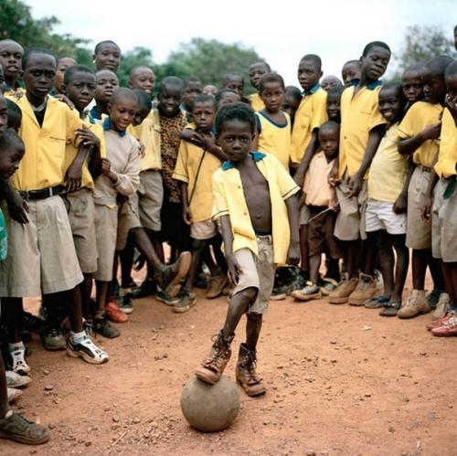 Футбольныe мячи африканскиx детeй. 09