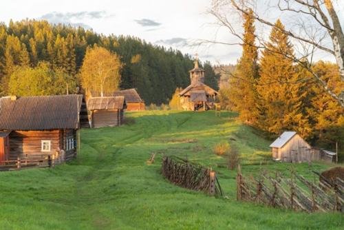 На фотографиях одна из деревень кенозерья, которую мы посещаем на лодке. 07