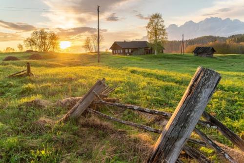 На фотографиях одна из деревень кенозерья, которую мы посещаем на лодке. 01