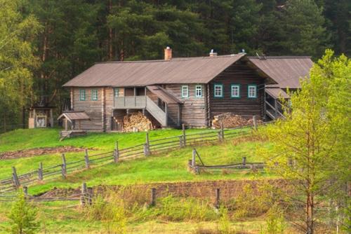 На фотографиях одна из деревень кенозерья, которую мы посещаем на лодке. 08