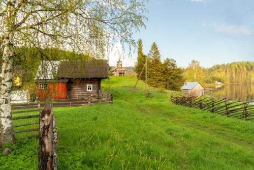 На фотографиях одна из деревень кенозерья, которую мы посещаем на лодке. 06