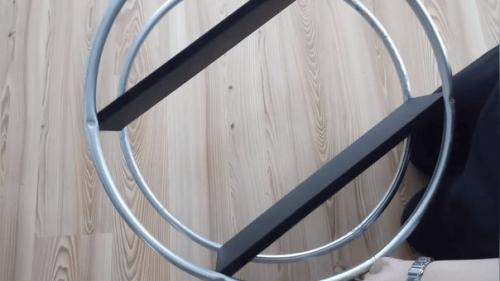 С помощью двух обручей у вас получится отличная вещица. 04