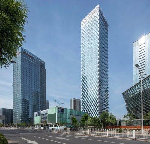 В Пекине построен энергоэффективный небоскреб с фасадом из трапецевидных модулей. 01
