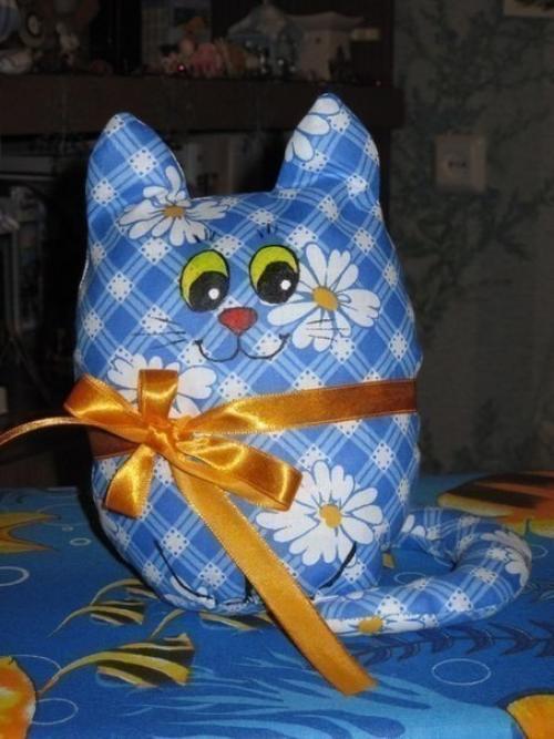 Котики.   Материалы:  - Ткань (хлопок), - нитки, - холофайбер, - ленты, - бусины, - картон, - фольга от шоколада, - акриловые краски по ткани. 04