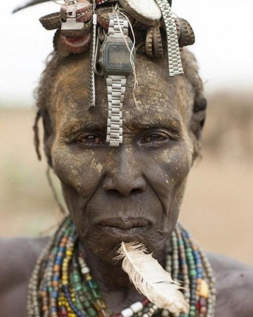 Украшения женщин из полукочевого племени в южной Эфиопии. 01