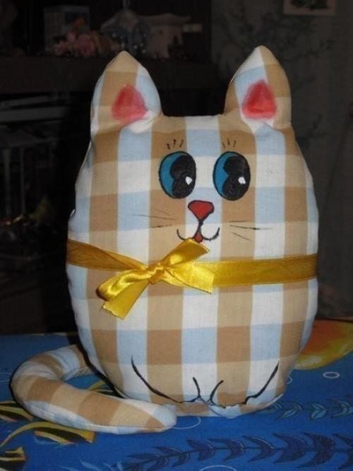 Котики.   Материалы:  - Ткань (хлопок), - нитки, - холофайбер, - ленты, - бусины, - картон, - фольга от шоколада, - акриловые краски по ткани. 03