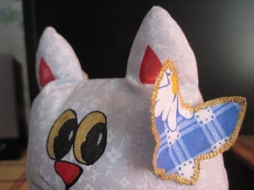 Котики.   Материалы:  - Ткань (хлопок), - нитки, - холофайбер, - ленты, - бусины, - картон, - фольга от шоколада, - акриловые краски по ткани. 05