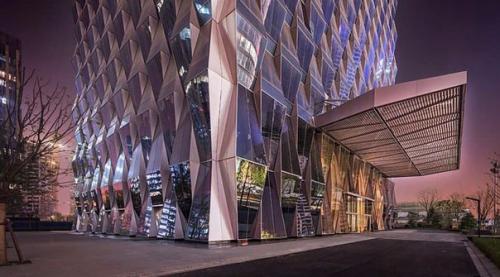 В Пекине построен энергоэффективный небоскреб с фасадом из трапецевидных модулей. 02