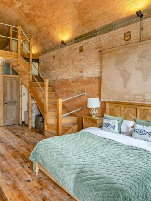 Остров оборудован вертолётной площадкой для экстренного вылета и полностью автономен. 02