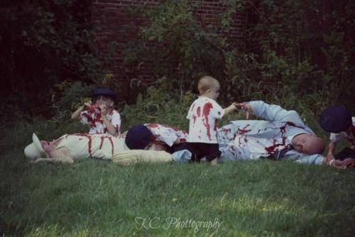 Вторжение зомби. Пожалуй, это самая странная фотосессия для семейного альбома. 08