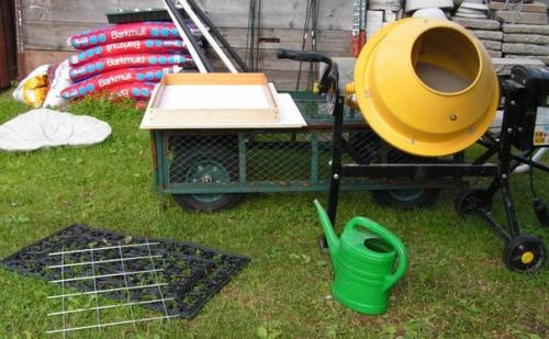 Мы делаем плитку для садовой дорожки с помощью ажурного резинового коврика. 03