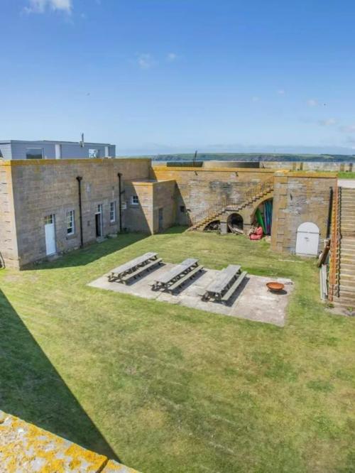 Остров оборудован вертолётной площадкой для экстренного вылета и полностью автономен. 03