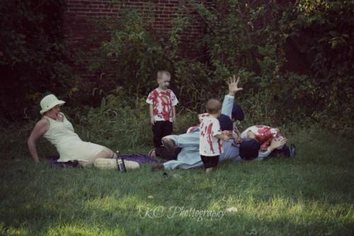 Вторжение зомби. Пожалуй, это самая странная фотосессия для семейного альбома. 05
