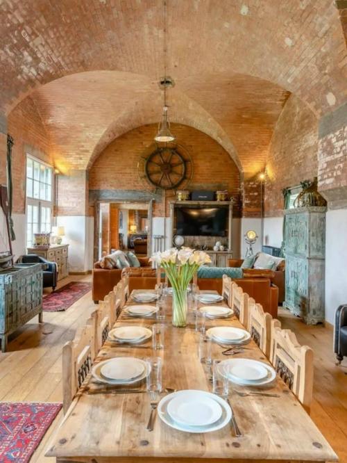 Остров оборудован вертолётной площадкой для экстренного вылета и полностью автономен. 01