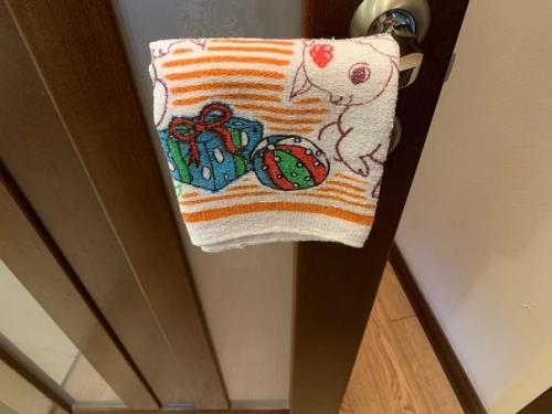 Зачем я полотенца на дверные ручки в квартире вешать. 01