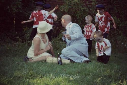 Вторжение зомби. Пожалуй, это самая странная фотосессия для семейного альбома. 03