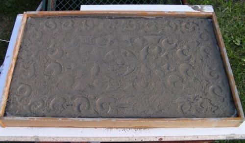 Дачный лайфхак. Плитка для садовой дорожки с помощью ажурного резинового коврика. 04