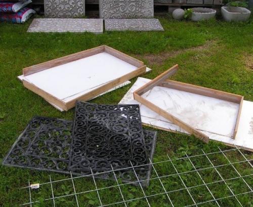 Дачный лайфхак. Плитка для садовой дорожки с помощью ажурного резинового коврика. 01