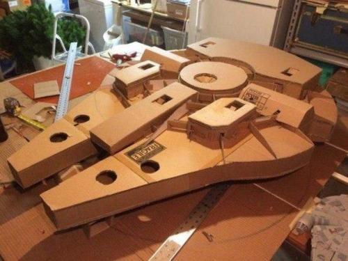 У художника - аниматора Томаса ричнера (колумбас, штат огайо) в подвале собралось огромное количество картонных коробок из под различной техники. 02