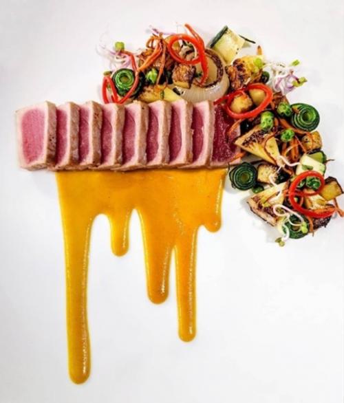 Красиво.  Аппетитно.  Попробовать захотелось только вареники/пельмени с грибами, ну и еще конфетки. 06