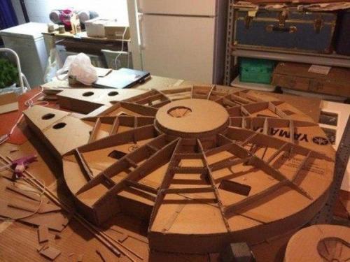 У художника - аниматора Томаса ричнера (колумбас, штат огайо) в подвале собралось огромное количество картонных коробок из под различной техники. 01