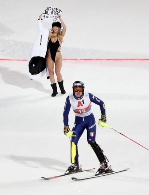 Модель из Америки, кинси волански, решила почтить память Коби Брайанту, своеобразным способом. 01