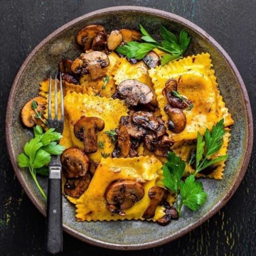 Красиво.  Аппетитно.  Попробовать захотелось только вареники/пельмени с грибами, ну и еще конфетки. 02