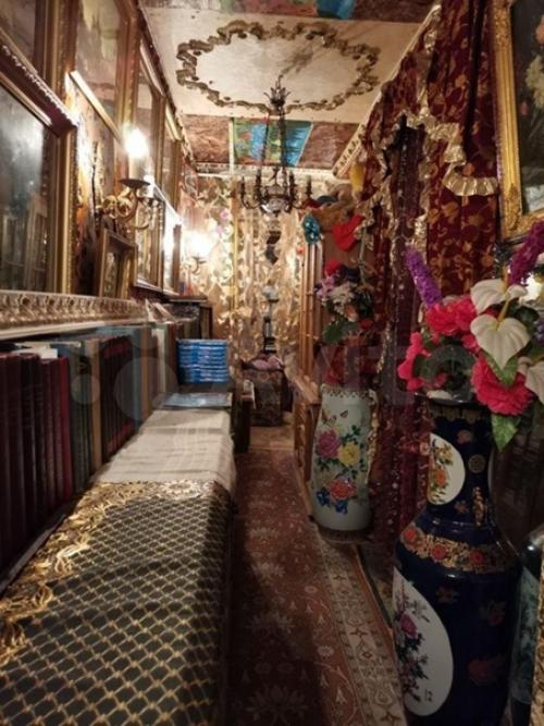 Чет сразу подумал, что цыганскую повозку изнутри сфоткали. 03