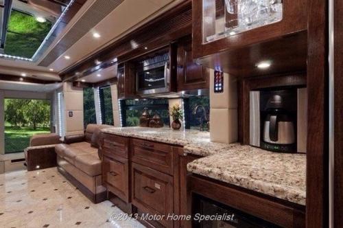 Автобус - дом.  Отличный вариант для путешествий. 01