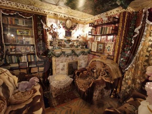 Чет сразу подумал, что цыганскую повозку изнутри сфоткали. 02